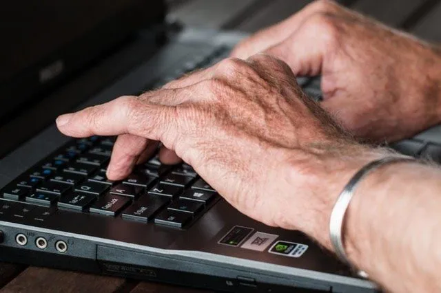 Zakupy przez internet dla seniorów – krok po kroku